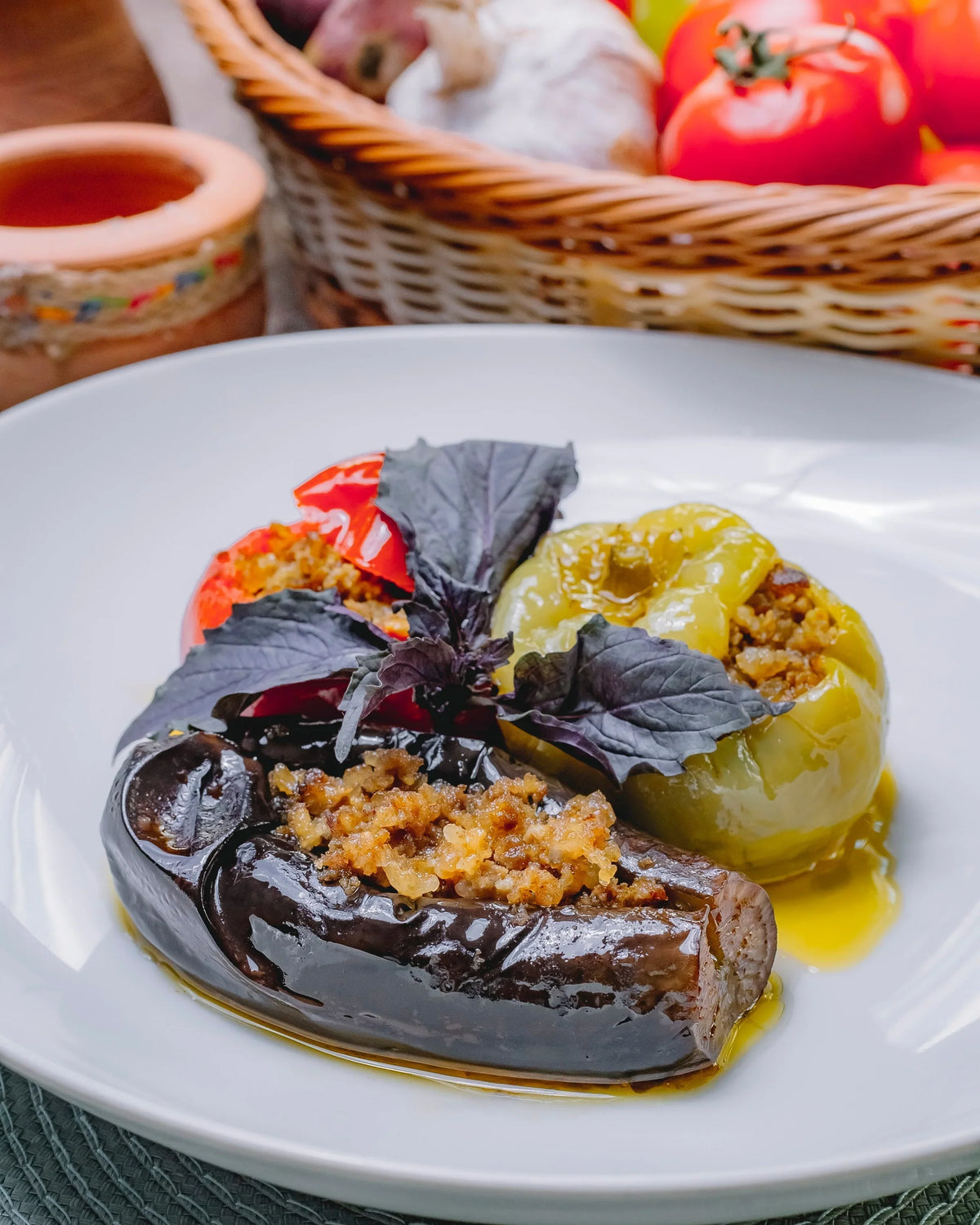 Gefüllte Auberginen mit Tomate, Paprika, Hackfleisch und Basilikum